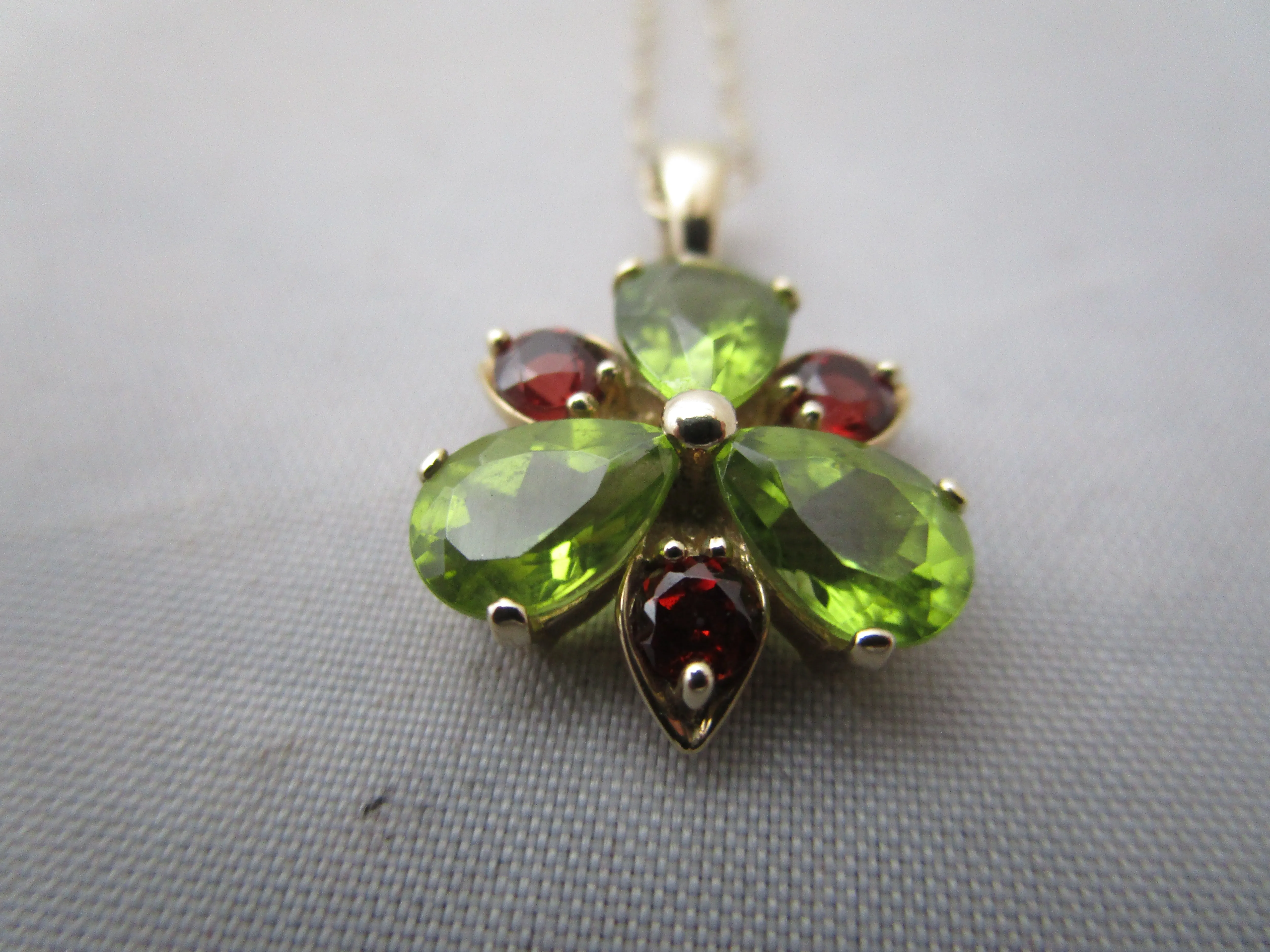 9k Gold Peridot And Garnet Flower Pendant Necklace Vintage c1980