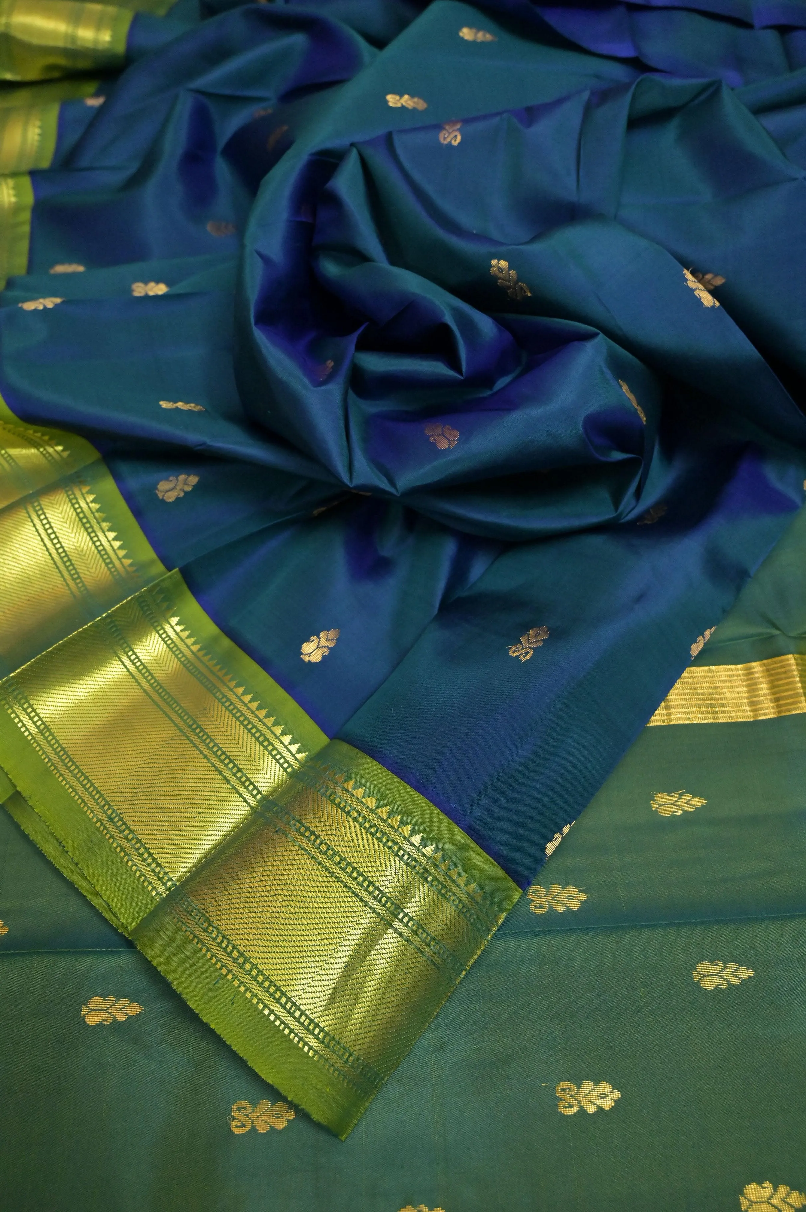 Dual Tone Green and Blue Color Pure Kanjeevaram Silk with Zari Border