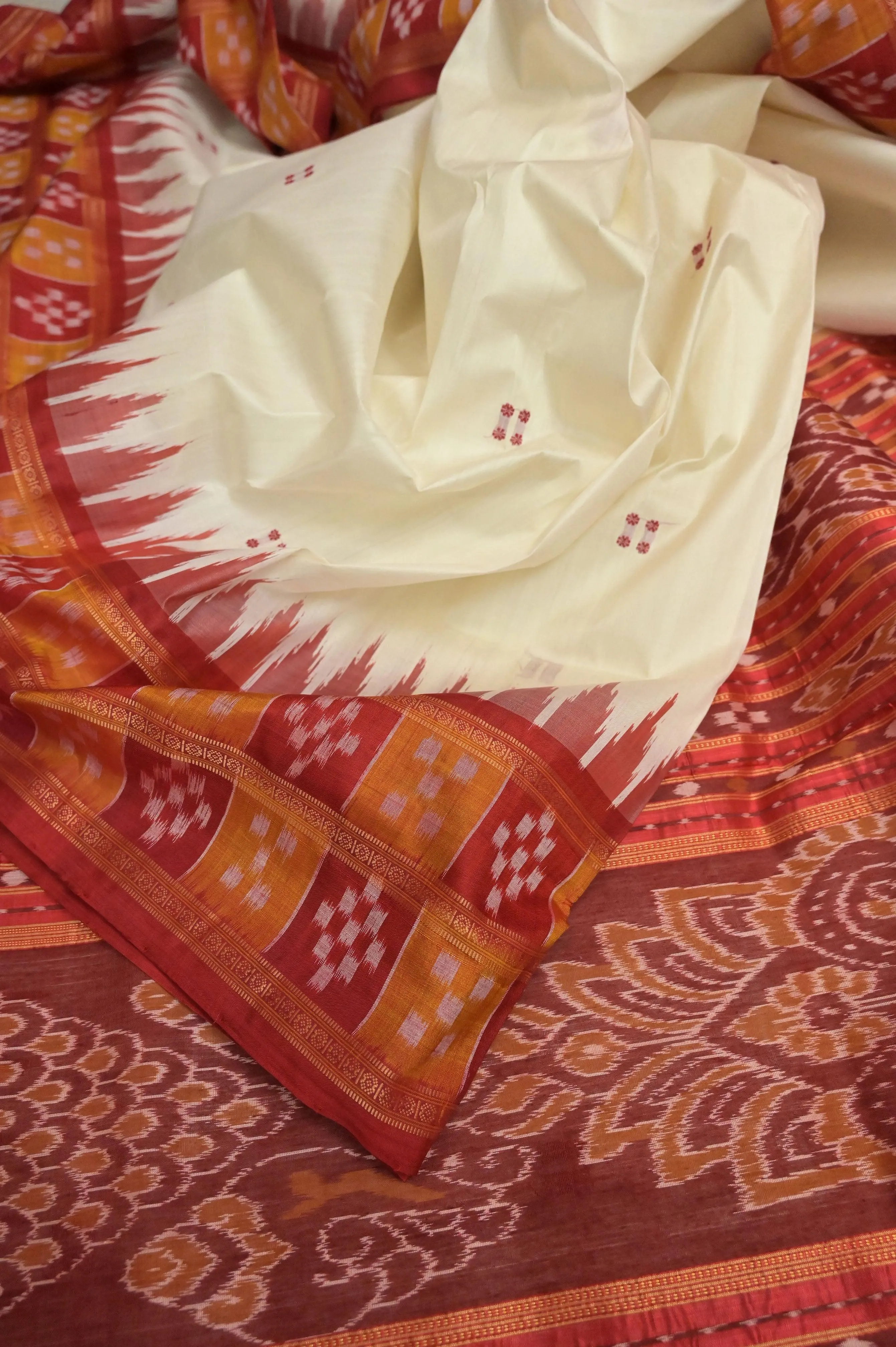 Offhwite and Red Color Sambalpuri Silk Saree with Double Pasapalli Border